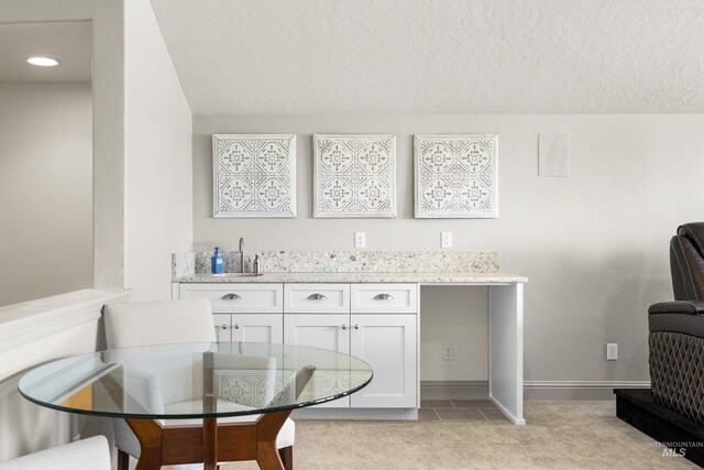 5853 W Venetian Dr, Eagle, ID 83616 - bar area with a textured ceiling, baseboards, a sink, and light carpet
