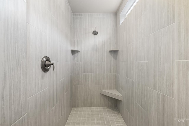 bathroom featuring tiled shower