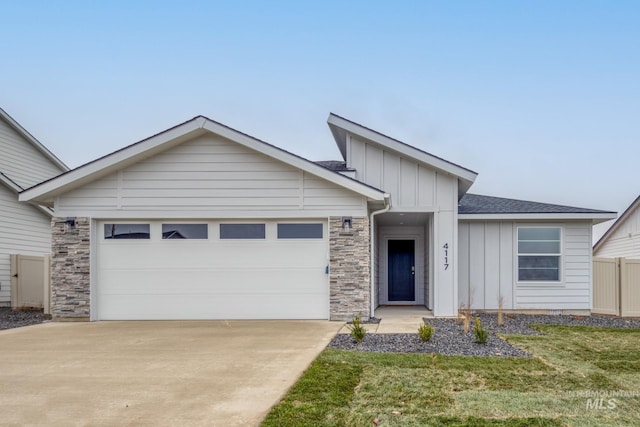 view of front facade featuring a garage and a front lawn