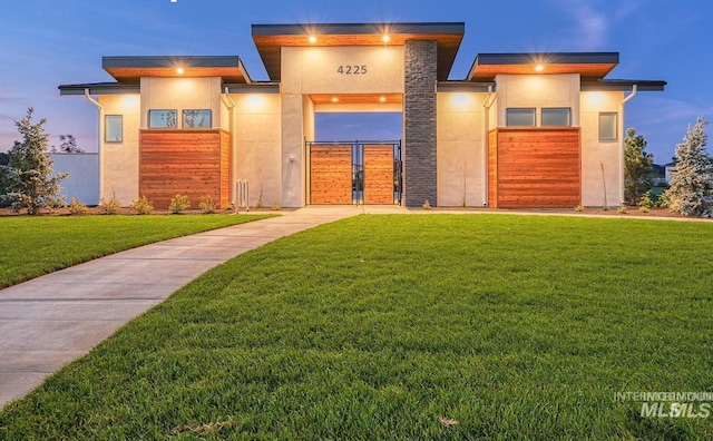 view of front of property featuring stucco siding and a front lawn