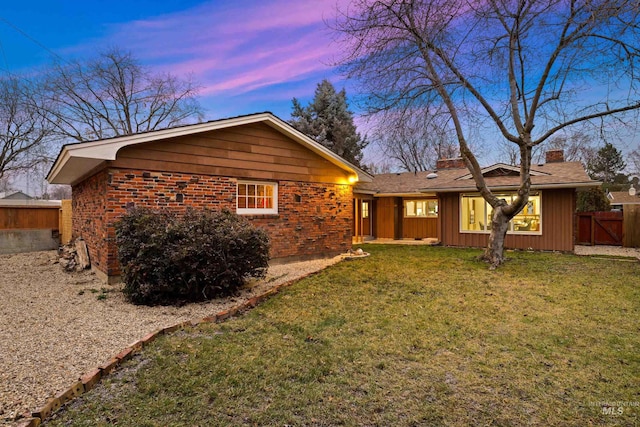 view of front of property featuring a yard