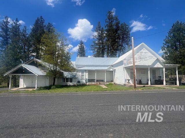 2070 Woodland Rd, Kamiah, ID 83536 - ranch-style home with a porch