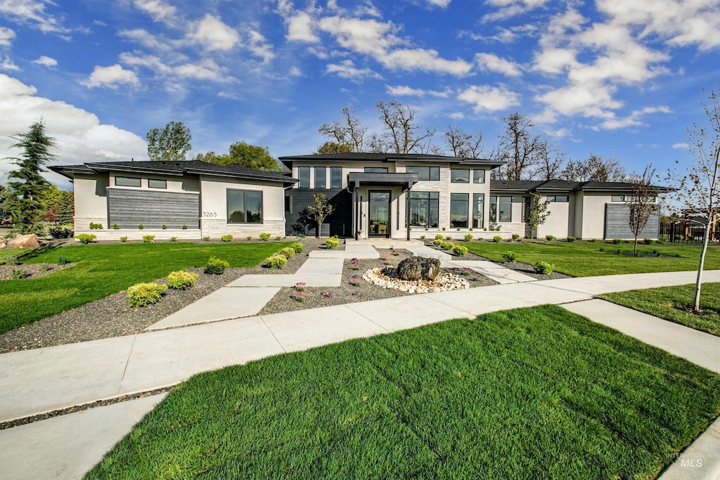 view of front of property with a front yard