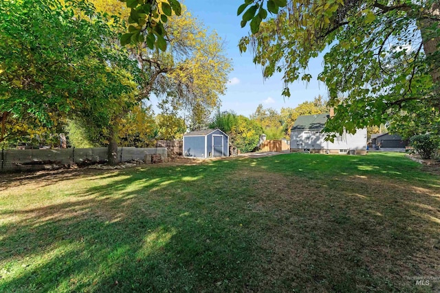 view of yard featuring a storage shed