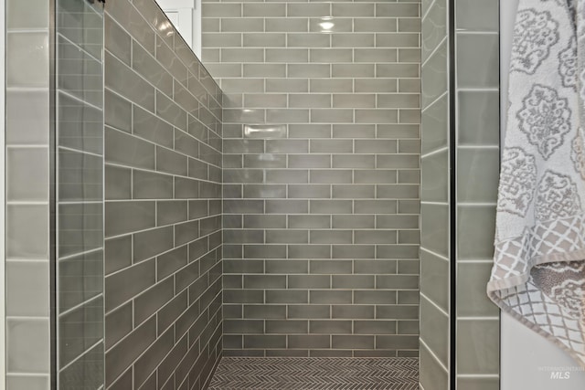 bathroom featuring tiled shower