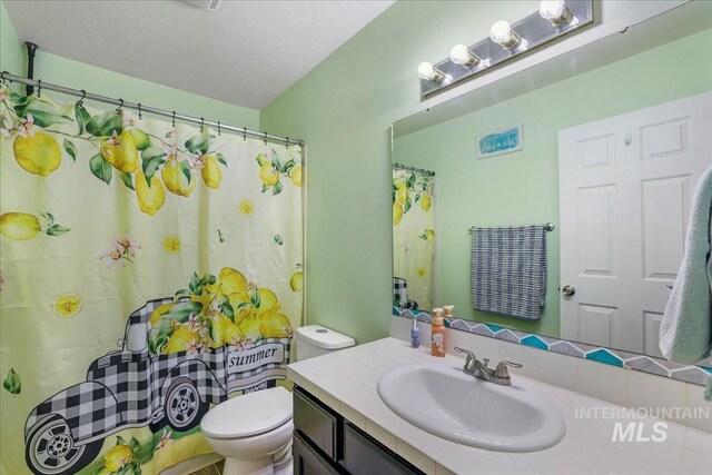 206 Diamond Dr, Kimberly, ID 83341 - bathroom with vanity, toilet, and a shower with shower curtain