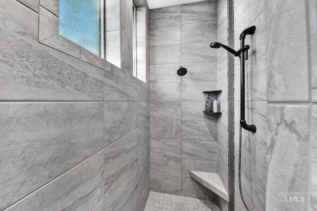 bathroom featuring a tile shower