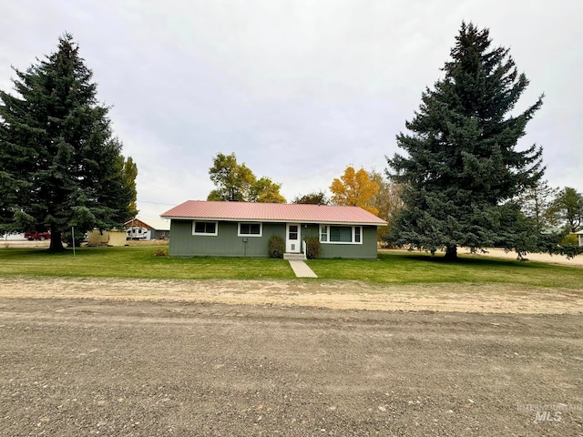 single story home with a front lawn