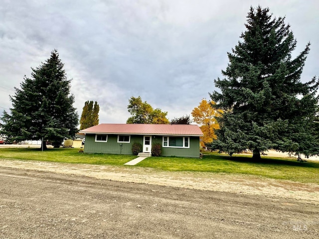 ranch-style house featuring a front yard