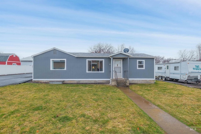 view of front of home featuring a front lawn