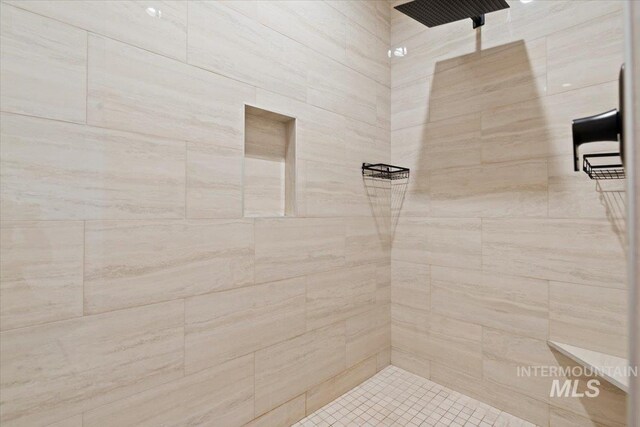 bathroom featuring tiled shower