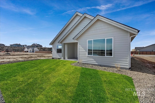 view of front of home featuring a front lawn and fence