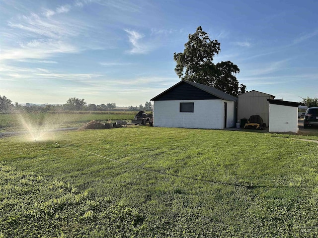 view of yard with an outbuilding