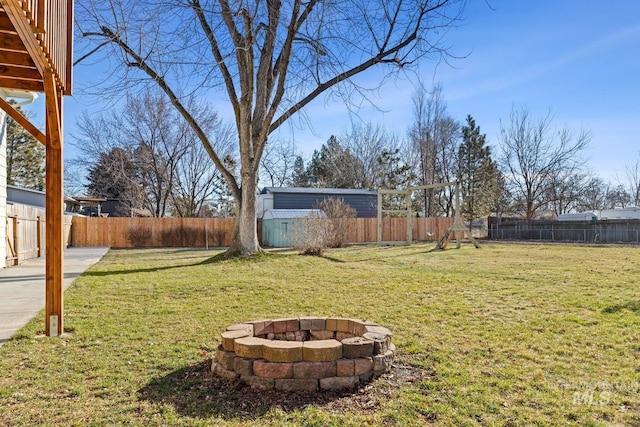 view of yard featuring a fire pit