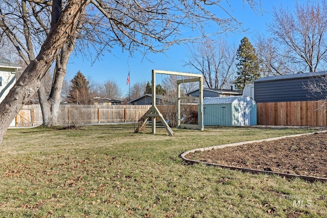 view of yard featuring a shed