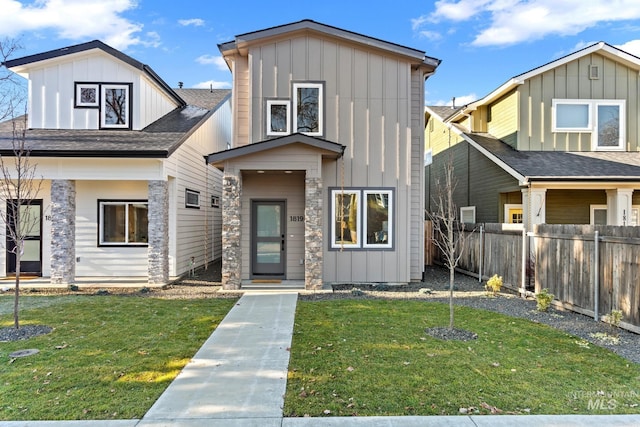 view of front facade with a front lawn