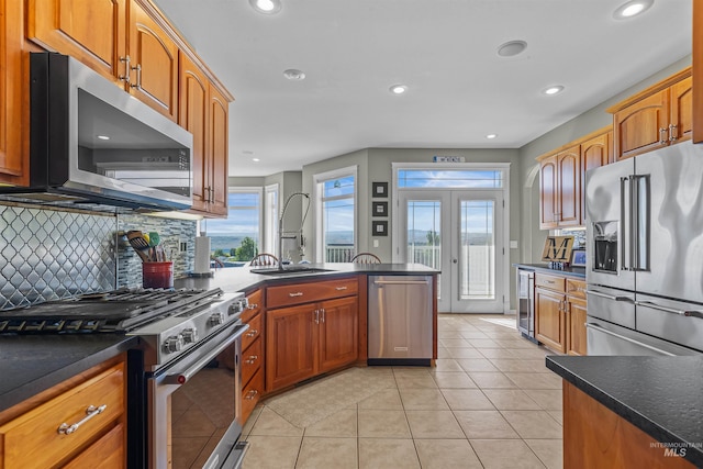 2570 Reservoir Rd, Clarkston, WA 99403 - kitchen with appliances with stainless steel finishes, dark countertops, decorative backsplash, beverage cooler, and recessed lighting