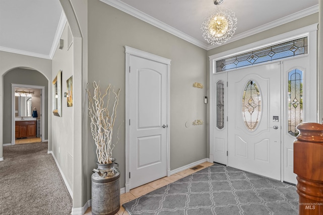 2570 Reservoir Rd, Clarkston, WA 99403 - entryway featuring arched walkways, crown molding, a chandelier, and baseboards