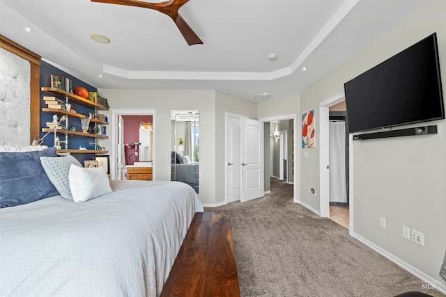 2570 Reservoir Rd, Clarkston, WA 99403 - bedroom featuring carpet flooring, a tray ceiling, ensuite bath, and baseboards