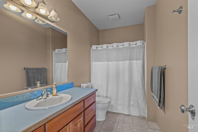 2570 Reservoir Rd, Clarkston, WA 99403 - full bath with toilet, vanity, tile patterned floors, and curtained shower