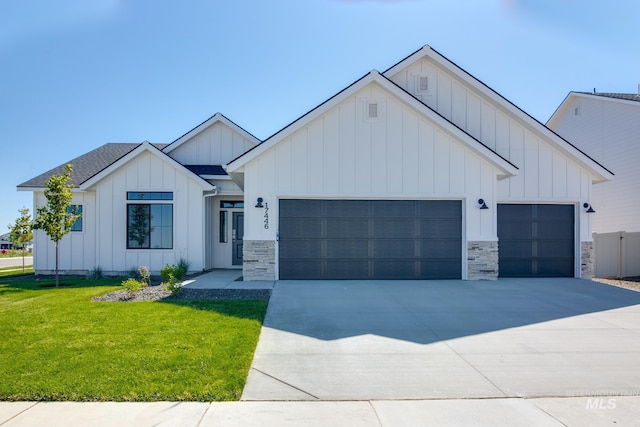 modern farmhouse style home featuring a garage and a front yard