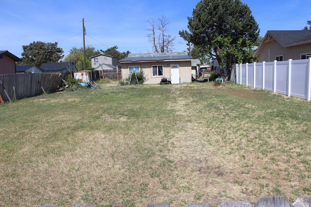 view of yard featuring a storage shed