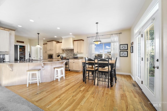 3408 Ridgeline Dr, Kimberly, ID 83341 - dining area featuring visible vents, baseboards, light wood finished floors, and recessed lighting