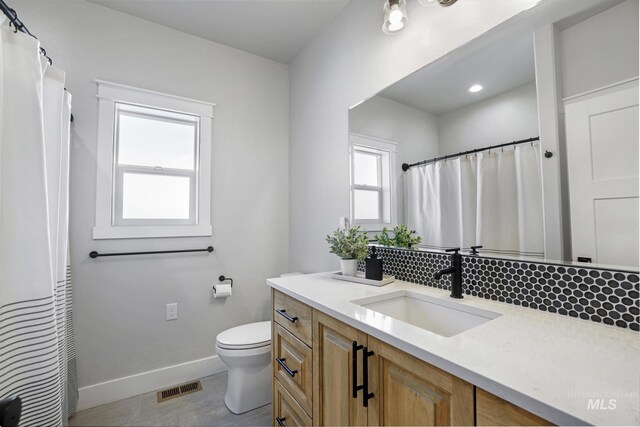 4064 China Ridge Dr, Kimberly, ID 83341 - full bath featuring baseboards, vanity, toilet, backsplash, and recessed lighting