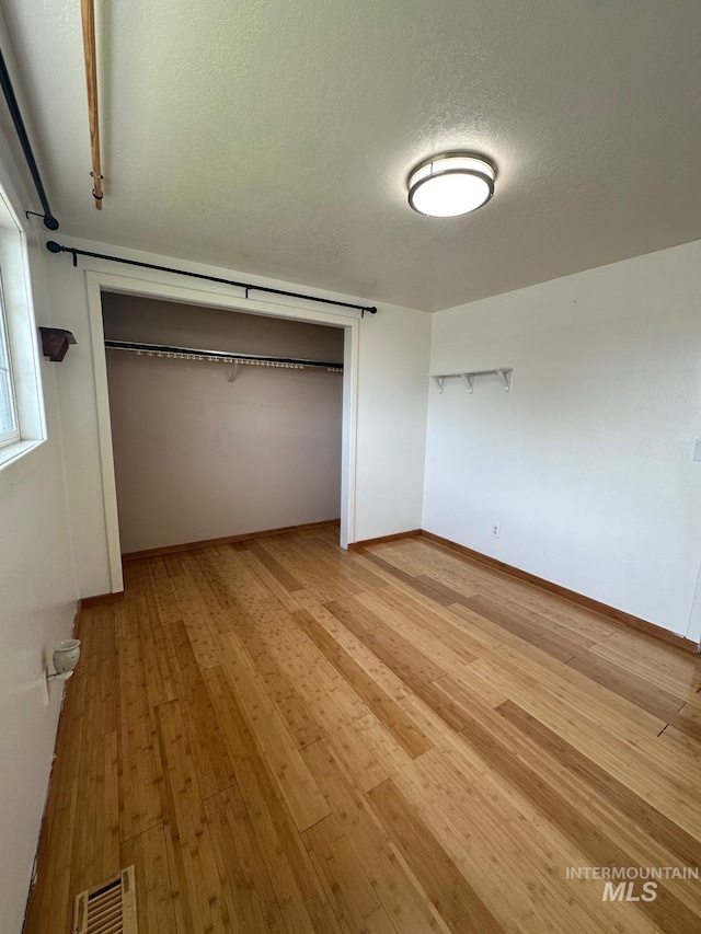 812 Thompson Ave, Nyssa, OR 97913 - unfurnished bedroom with light wood-style floors, a textured ceiling, and baseboards