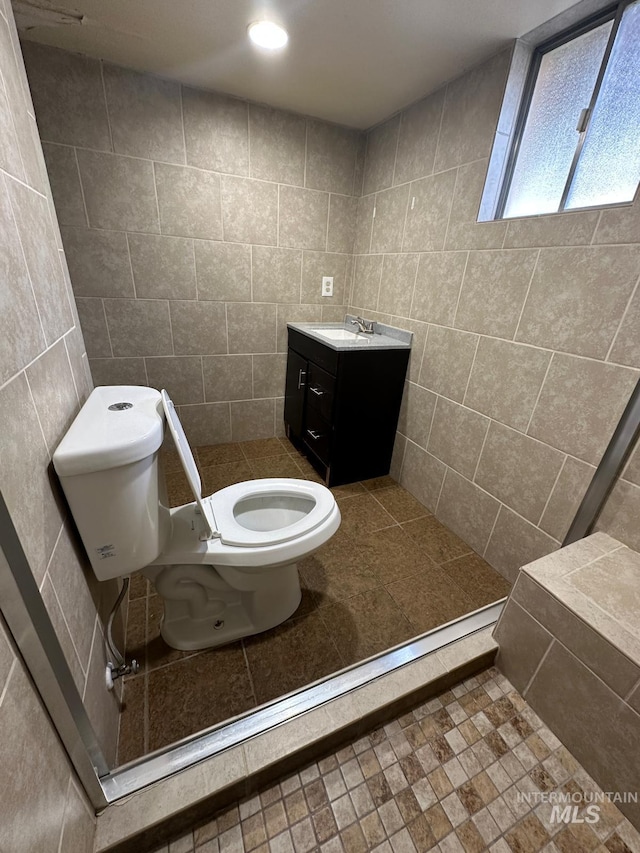 812 Thompson Ave, Nyssa, OR 97913 - bathroom with toilet, tile walls, and vanity