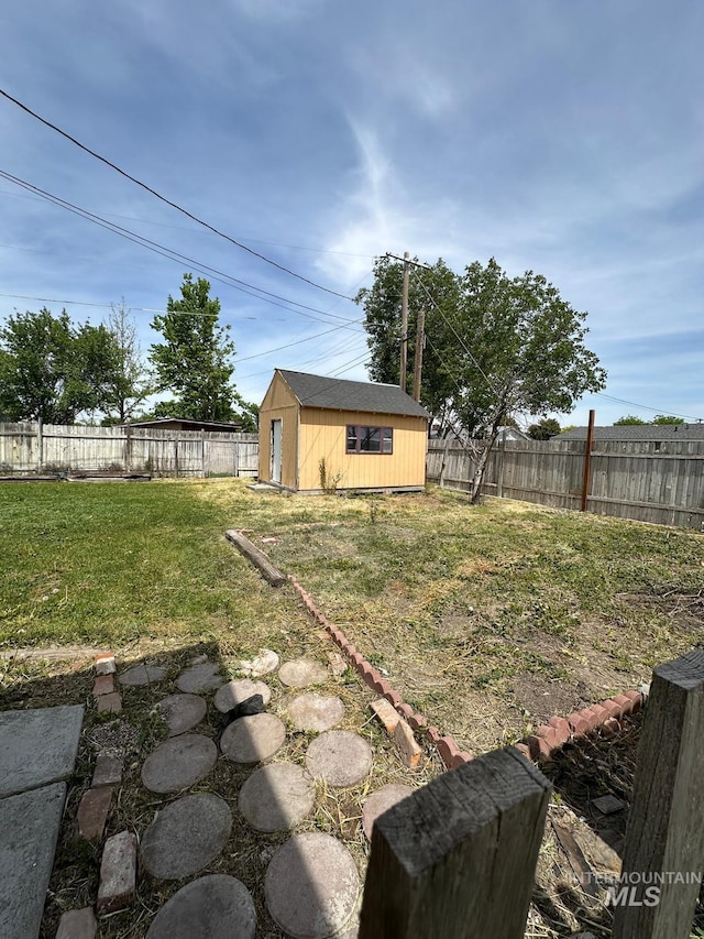 812 Thompson Ave, Nyssa, OR 97913 - view of yard with an outbuilding