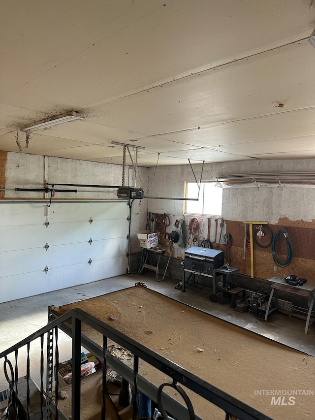 812 Thompson Ave, Nyssa, OR 97913 - garage featuring a garage door opener
