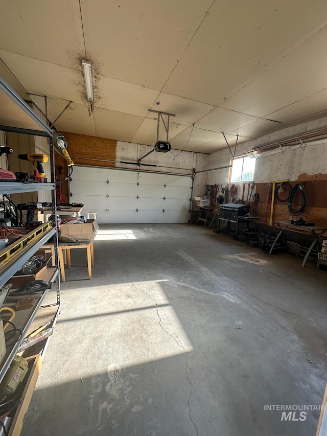 812 Thompson Ave, Nyssa, OR 97913 - garage featuring a garage door opener