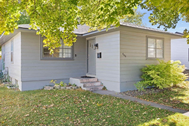 ranch-style house featuring a front yard