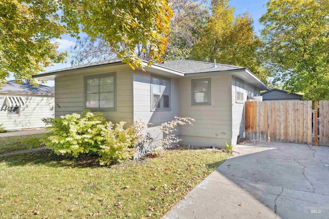 view of front facade featuring a front yard