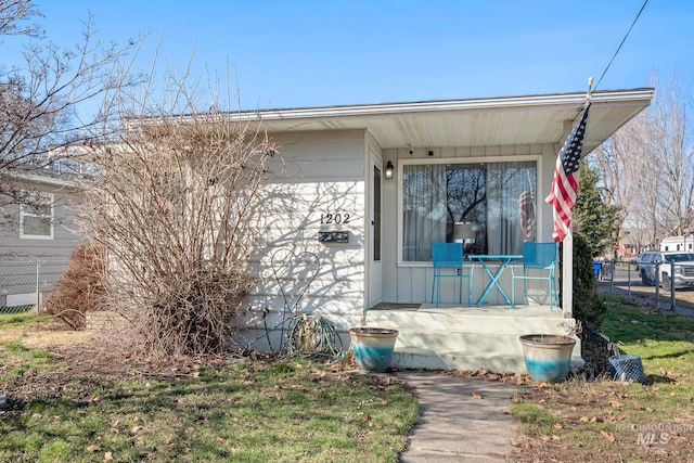 view of front of house featuring fence