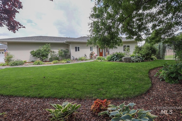 view of front of house featuring a front yard