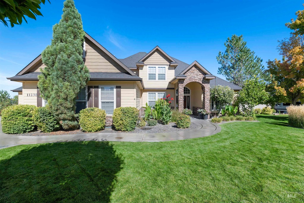 view of front of property with a front yard