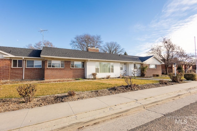 ranch-style home featuring a front lawn