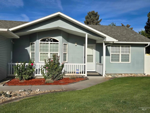 view of front of property featuring a porch and a front lawn