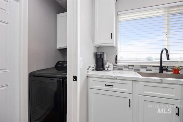 laundry room with washer / clothes dryer, a wealth of natural light, a sink, and cabinet space