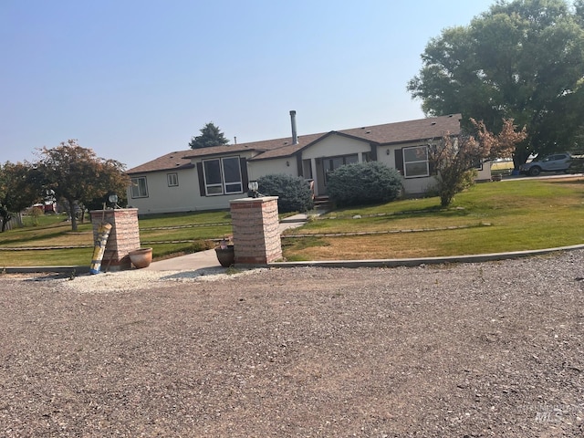 view of front of house featuring a front lawn