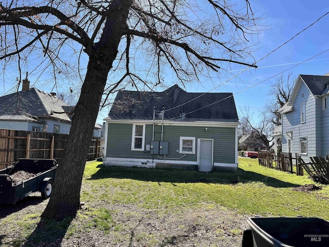 view of front facade with a front yard and fence