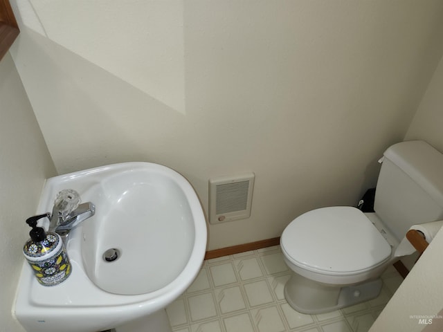 bathroom featuring toilet and sink