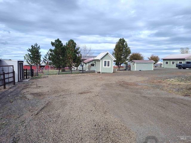 view of yard with an outdoor structure