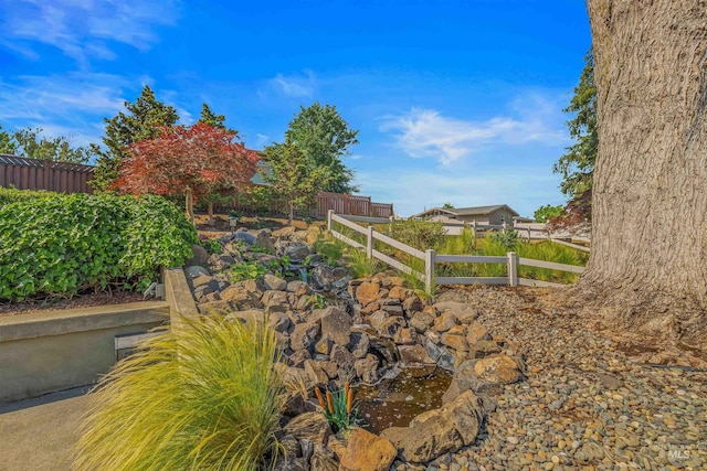 600 18th Ave, Lewiston, ID 83501 - view of yard featuring a small pond