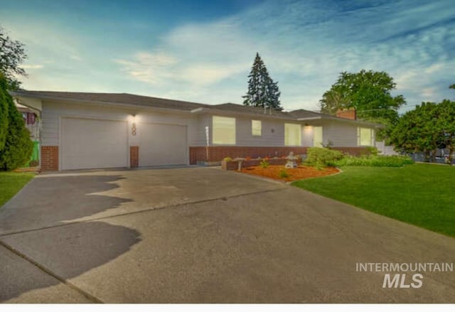 600 18th Ave, Lewiston, ID 83501 - ranch-style house with brick siding, an attached garage, concrete driveway, and a front yard