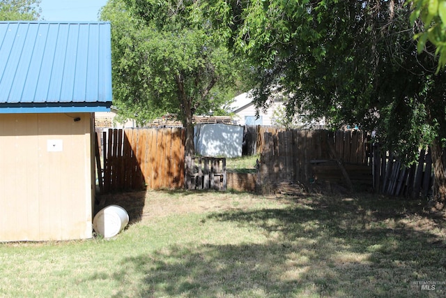 view of yard with a storage shed