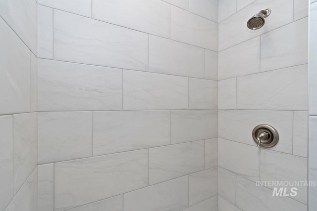 bathroom featuring a tile shower