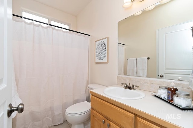 full bath with tasteful backsplash, a shower with curtain, vanity, and toilet